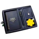 Kit Lujoso para Dama: Cuaderno Negro, Collar con Flor, Vela Amarilla en Caja Negra.