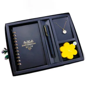 Kit Lujoso para Dama: Cuaderno Negro, Collar con Flor, Vela Amarilla en Caja Negra.