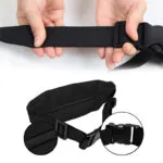 Riñonera deportiva impermeable negra con cremallera y hebilla ajustable, ideal para celular.