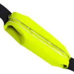 Riñonera deportiva impermeable para celular, con cremallera y detalles plateados.