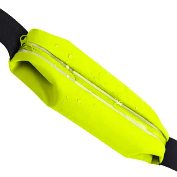 Riñonera deportiva impermeable para celular, con cremallera y detalles plateados.
