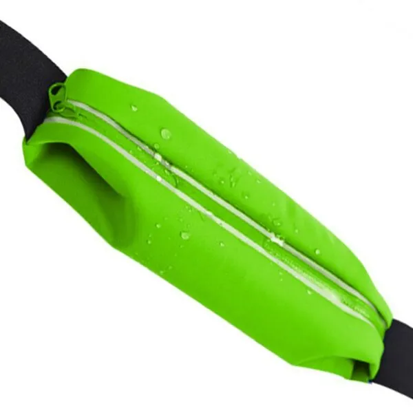 Riñonera deportiva verde impermeable con cremallera y detalles de gotas de agua.