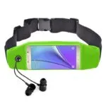 Riñonera deportiva con cinturón negro e impermeable para celular y audífonos, color verde lima.