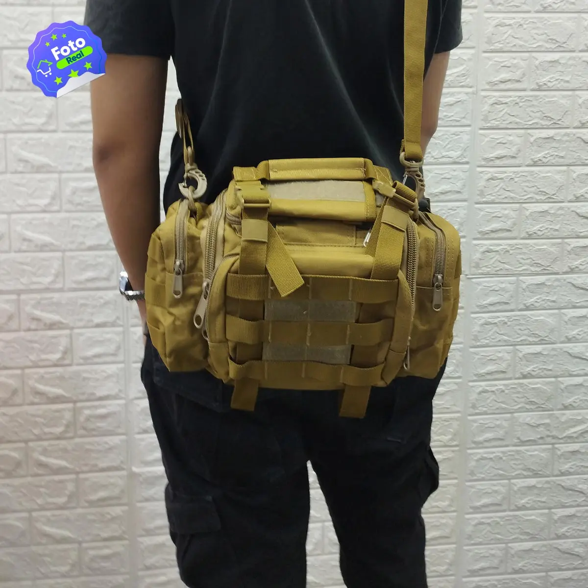 Riñonera táctica impermeable de engranajes color caqui, vista trasera de hombre en pared blanca.