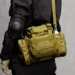 Riñonera táctica impermeable con múltiples bolsillos y correa de hombro, ideal para exteriores.