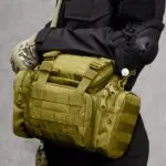 Riñonera táctica multifuncional impermeable de engranajes color verde militar.