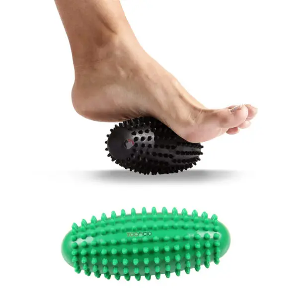 Rodillo masajeador ovalado de 15 cm para rehabilitación de pies, color negro, con texto "zocacio" en verde.