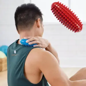 Rodillo masajeador ovalado rojo para rehabilitación, ideal para cuello y hombros.