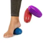 Rodillo masajeador ovalado 15 cm con púas para rehabilitación y alivio de pies.