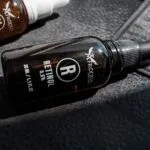 Serum Afrodita Retinol 0.5% en botella de vidrio ámbar con gotero negro.