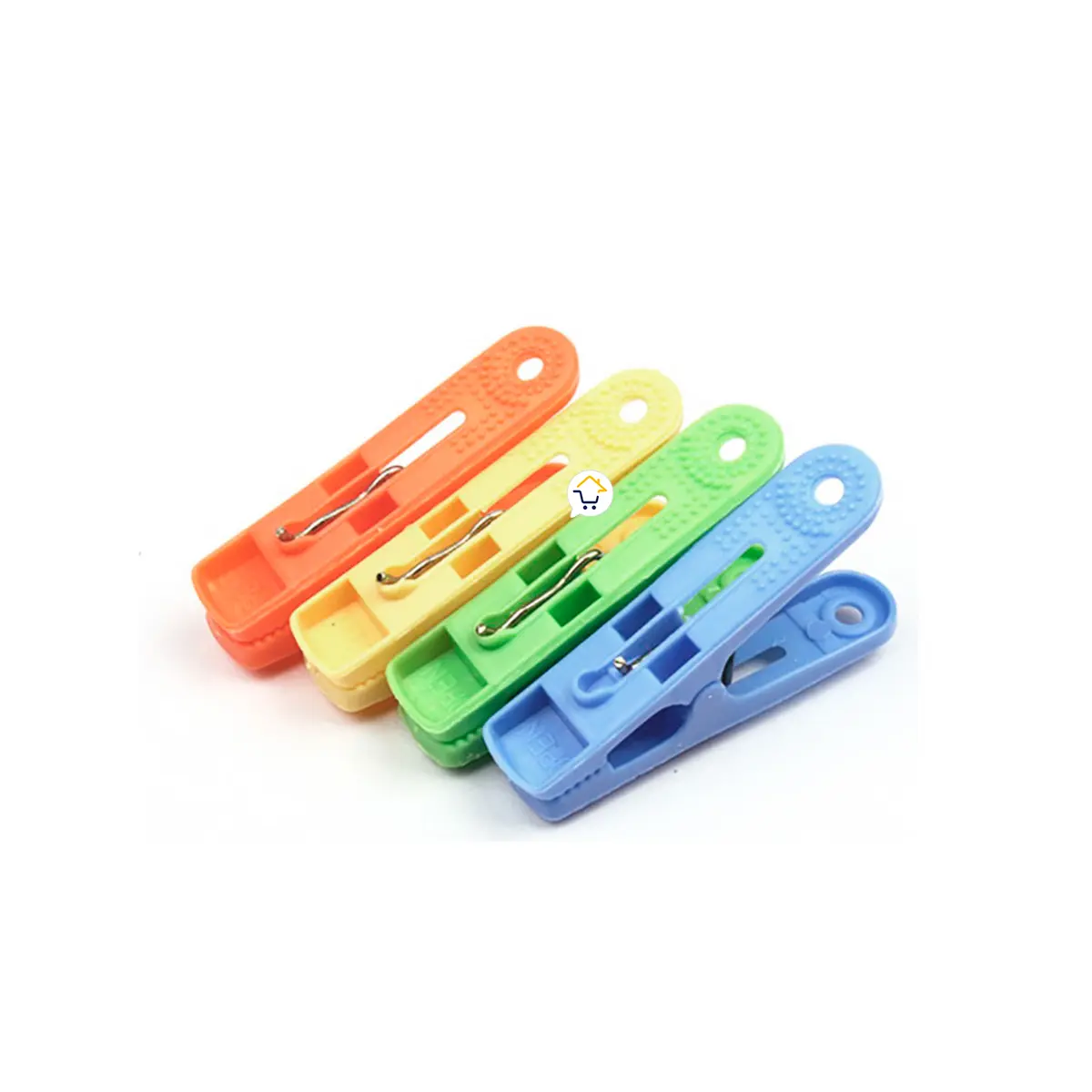 Set de 60 pinzas de colores para colgar ropa con cuerda tendedero, vista desde arriba.