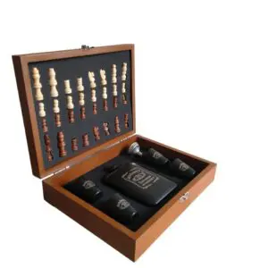 Cofre de ajedrez con licorera Jack Daniels negra y vasos.