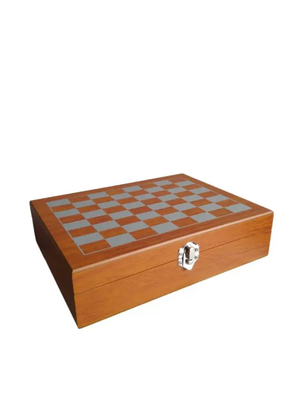 Cofre de ajedrez de madera café con superficie ajedrezada, cerrado con broche plateado.