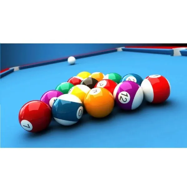 Set de 16 bolas de billar pool estándar en mesa azul, con detalles de números y colores visibles.