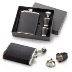 Set licorera 8oz negra con 2 copas y embudo, ideal para regalo.