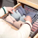 Manos ordenando brasieres y medias en organizador de cajón, set de 3.