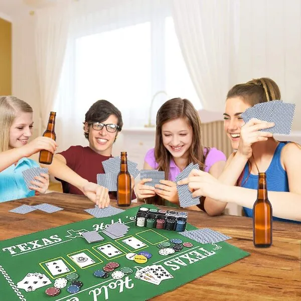 Set de póker Texas con tapete y barajas de cartas, gente jugando y sonriendo.