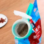 Clip sellador para bolsas de avena con tapa y gancho, ideal para conservar alimentos.