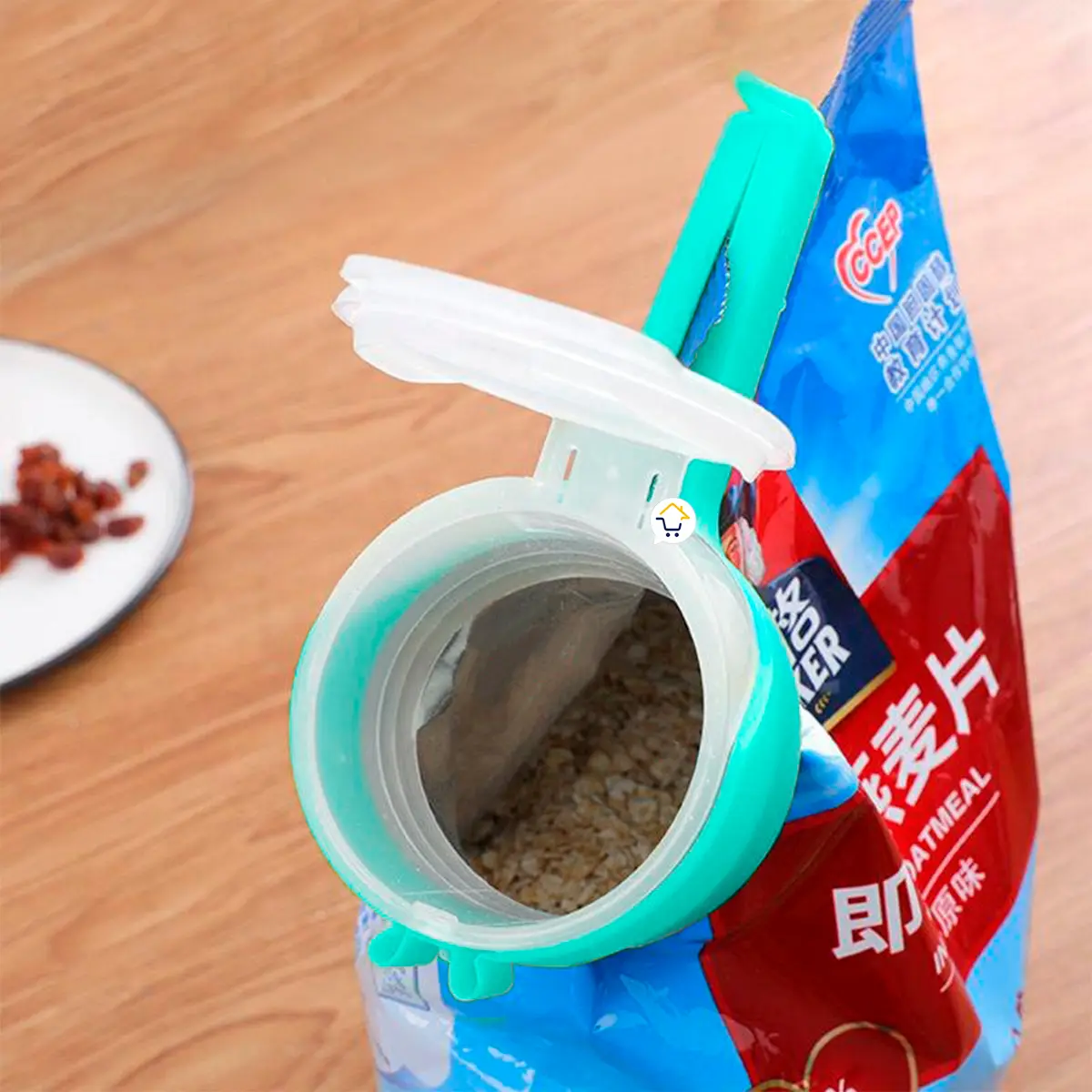 Clip sellador para bolsas de avena con tapa y gancho, ideal para conservar alimentos.
