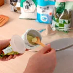 Set x2 clips selladores para bolsas con tapa, ideal para mantener alimentos frescos.