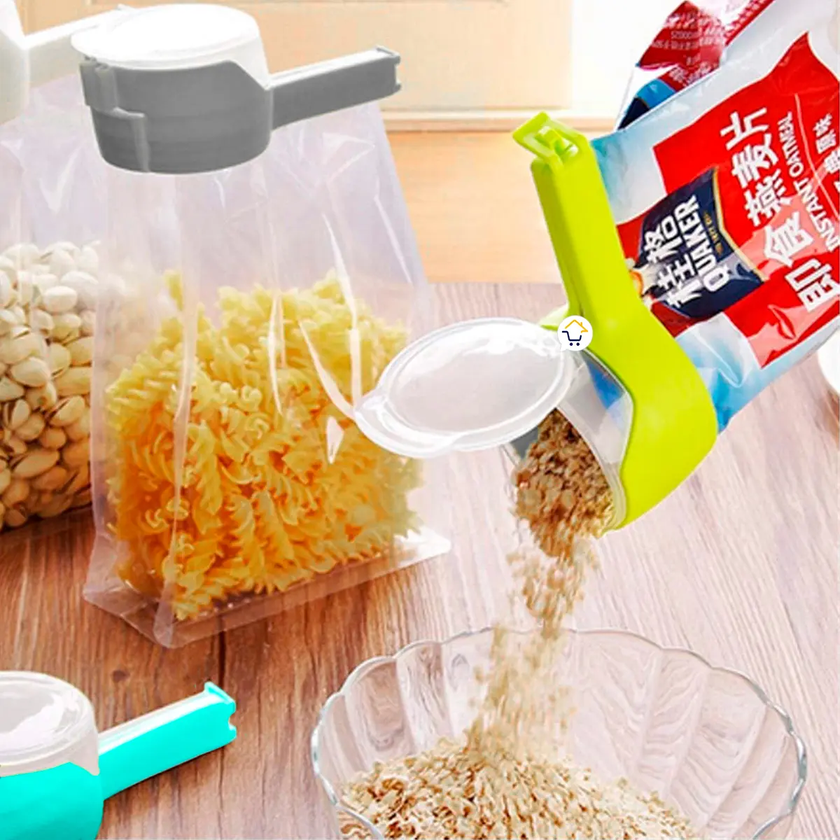 Set x2 clips selladores para bolsas, uno gris con pasta y otro verde vertiendo avena Quaker.