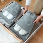 Organizador de zapatos anti-polvo, set x4 bolsas con visualización de zapatillas blancas para viaje.