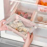 Set X2 Organizador Ajustable Para Nevera con compartimentos rosados, fresas, huevos y dulces.