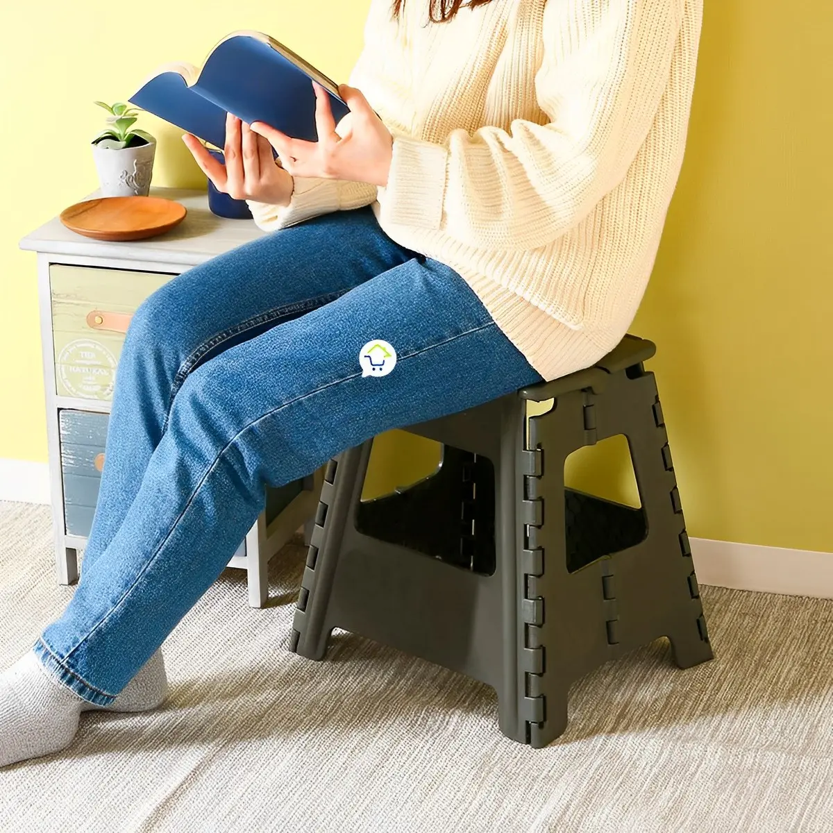 Silla plegable portátil taburete camping cómoda liviana gris sentada en taburete leyendo libro