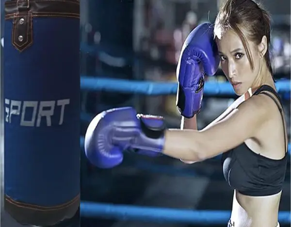 Saco de boxeo Sport azul de 90cm con cadena, boxeadora lista para entrenar.