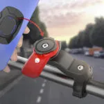 Soporte universal para celular en bicicleta o moto, con sistema de montaje rápido.