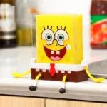Soporte cocina Bob Esponja con esponja amarilla, diseño divertido para escurrir grifo.