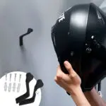 Soporte para casco de moto multifuncional negro para pared, con tornillos y chazos.