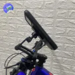 Soporte impermeable para celular en manubrio de bicicleta, diseñado para moto y bici.