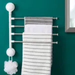 Soporte para toallas con ventosas y brazos giratorios, ideal para baño o cocina.