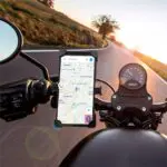 Soporte 360° para celular en moto con GPS en ruta.