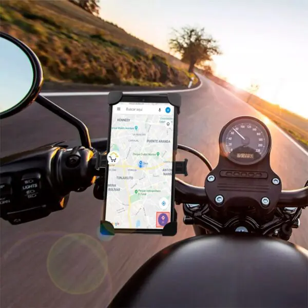 Soporte 360° para celular en moto con GPS en ruta.