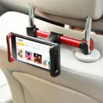 Soporte universal para celular en asiento trasero de auto, ideal para viajes.