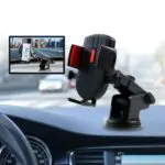 Soporte universal para celular en carro con ventosa, ideal para navegación GPS.
