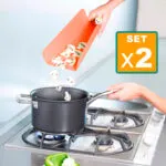 Set x2 tablas plegables para picar: vierte champiñones en la olla.