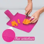 Tabla de cortar plegable antideslizante cortando pimientos. Incluye detalle de base.