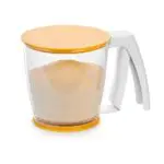 Tamiz dispensador manual de harina con mango blanco y tapa naranja.