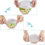 Tapas elásticas de silicona para recipientes con ensalada fresca.