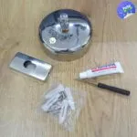 Tendedero retráctil de pared ajustable para colgar ropa con accesorios de instalación.