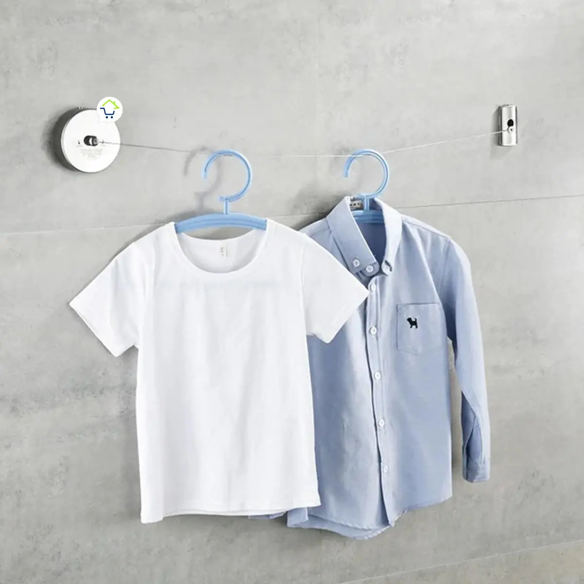 Tendedero retráctil de pared para colgar ropa, ajustable y práctico.