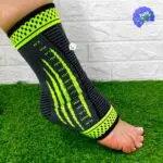 Tobillera deportiva ortopédica de compresión, diseño moderno y ergonómico en gris y verde neón.