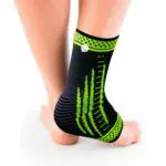 Tobilleras deportivas ortopédicas de compresión con diseño en verde y negro, para alivio y soporte.