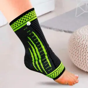 Tobillera de compresión deportiva ortopédica negra y verde para alivio del dolor y soporte.