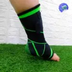 Tobillera deportiva ortopédica de compresión con soporte ajustable, ideal para aliviar el dolor.