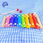 Xilófono infantil de 6 tonos coloridos con baquetas rojas, juguete musical para niños.