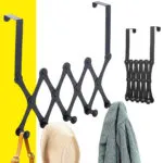 Perchero plegable negro de 5 ganchos para puerta, ideal para organizar sombreros, bolsos y abrigos.
